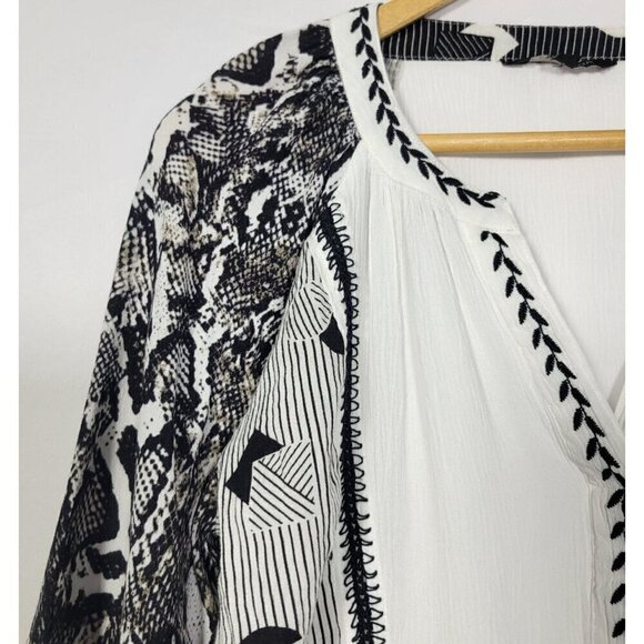 John Mark Women's Embroidered Black & White Crinkle Textured Blouse Size S - Picture 2 of 12